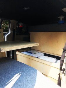 Rangements à l'intérieur du van aménagé