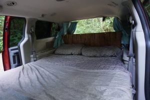 Lit à l'intérieur du van grâce au kit d'aménagement