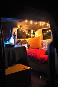 P9070151 2 Intérieur mini van aménagé avec guirlande