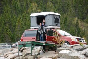 Tente de toit rigide sur Dodge Grand Caravan avec des baroudeuses