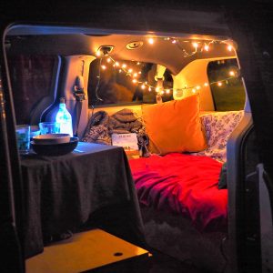 Intérieur du van avec location de kit de conversion, décoré avec des guirlandes