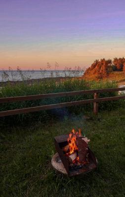 Feu de camp au bord de l'eau 