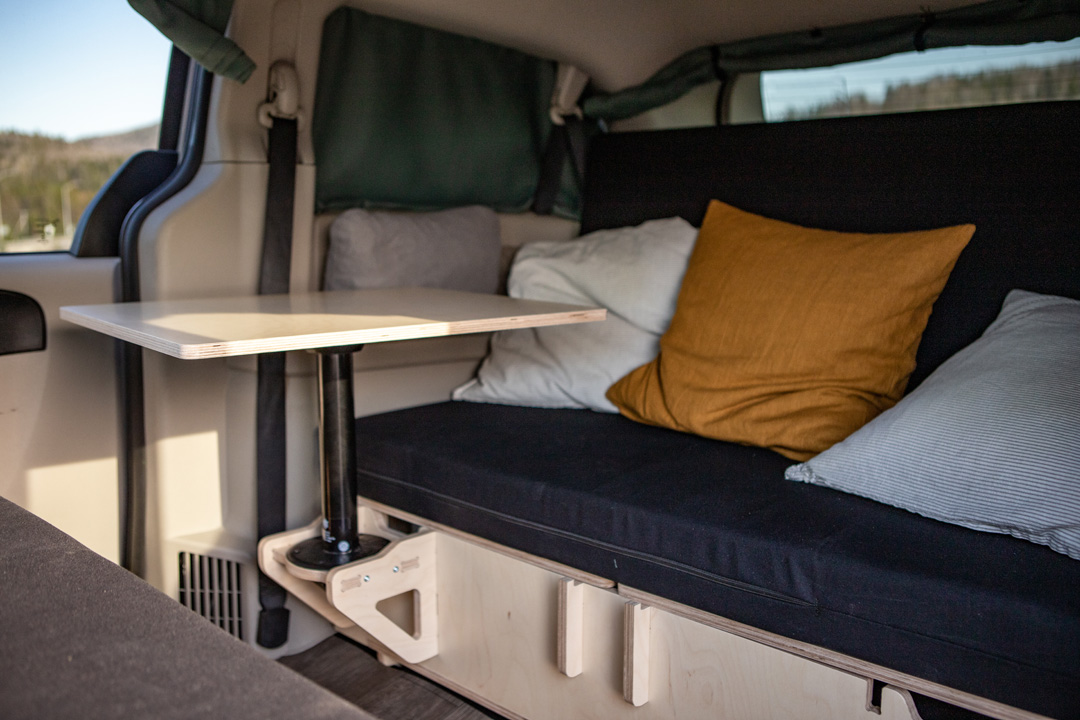Kit de conversion pour minivan avec salon et table 3 positions - Vanpackers ©Remy Ogez
