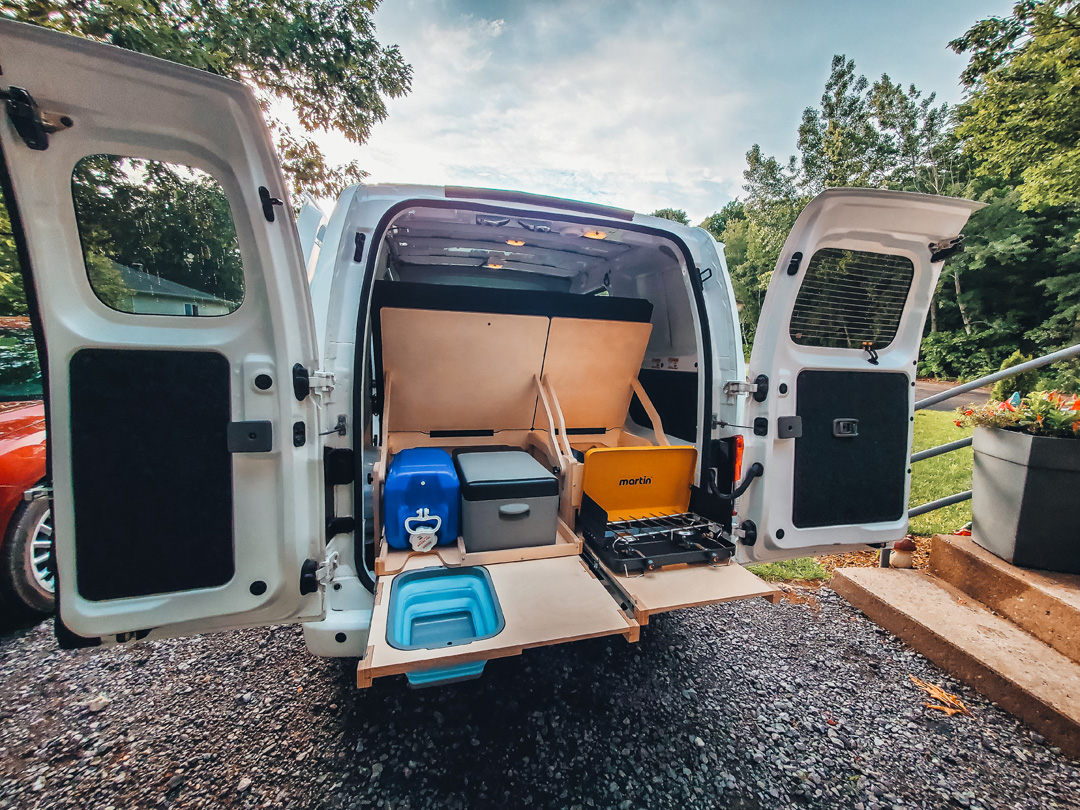 Kit de conversion pour minivan avec table amovible et pied extérieur - Vanpackers ©Remy Ogez