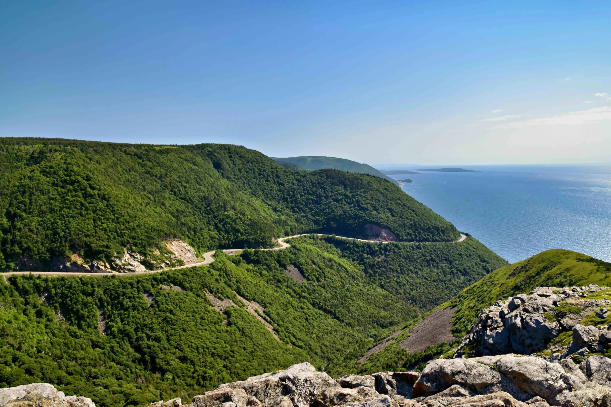 paysage de montagne et océan à Cabot Trail