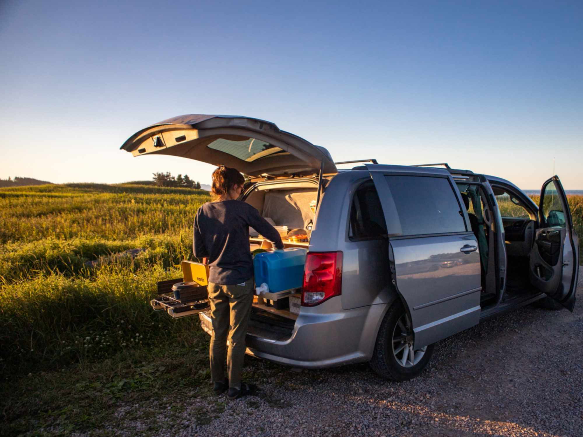 minivan aménagée au coucher du soleil