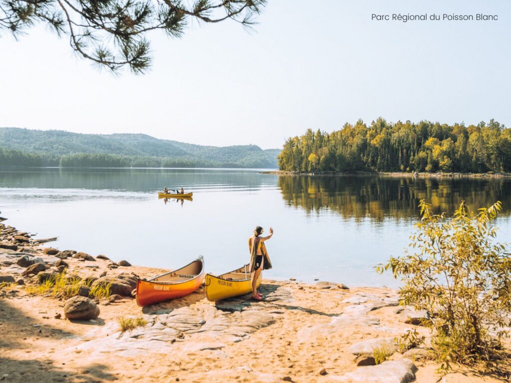 canoe dans le parc du poisson blanc durant un road trip en van dans les Laurentides