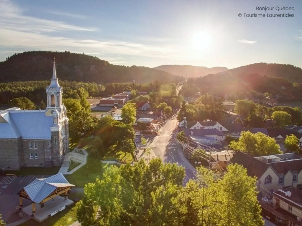 Vue aérienne de la ville de Saint Sauveur dans les Laurentides