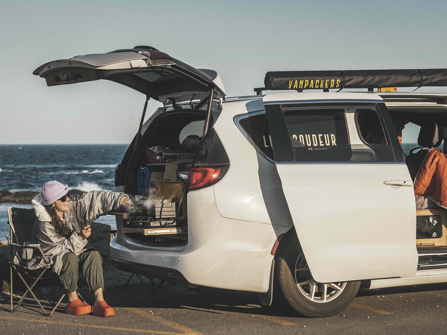 cuisine dans une minivan aménagée au bord de l'eau