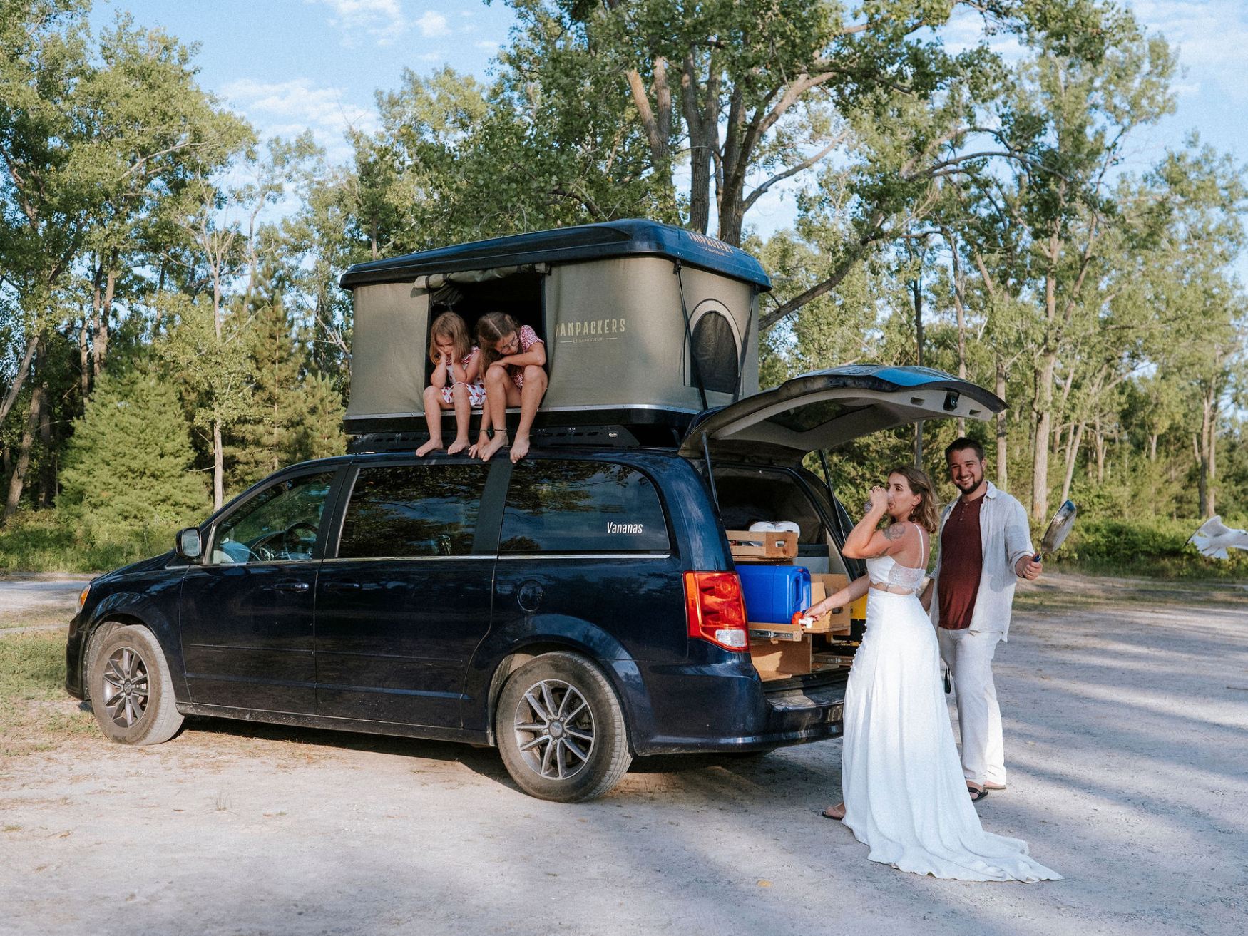 famille devant une minivan aménagée lors d'un mariage