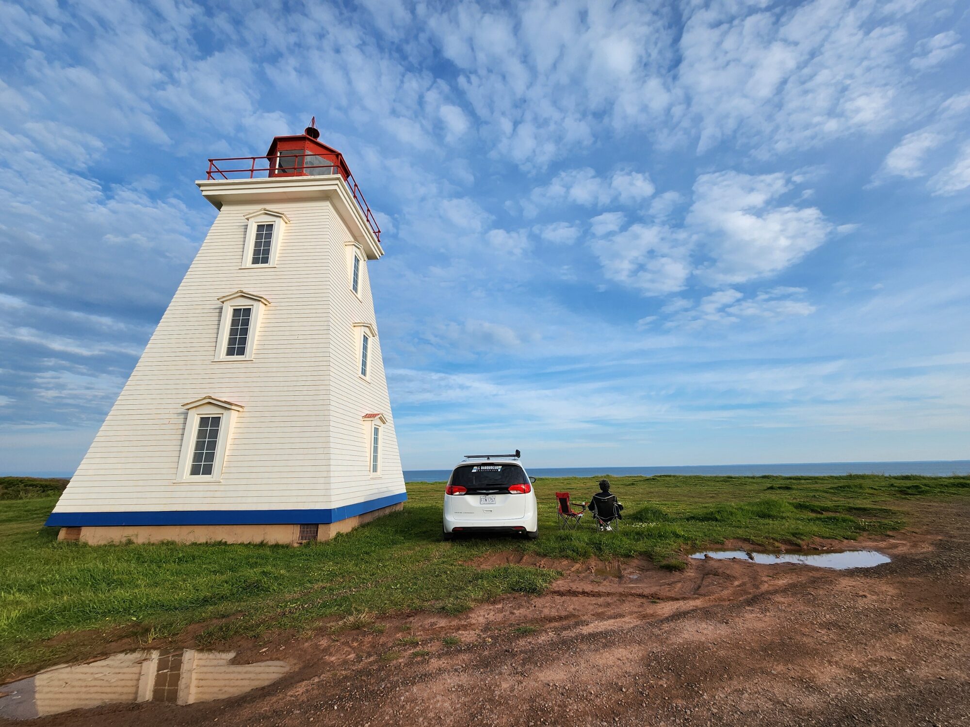 minivan amenagee près d'un phare