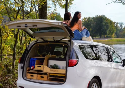 Deux amies et leur minivan aménagée au bord du lac