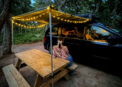 auvent de la minivan aménagée le soir