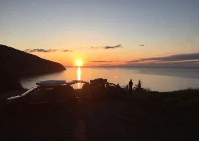 minivans aménagées au bord de l'eau au coucher du soleil
