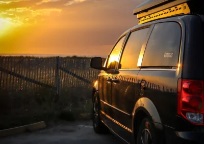 minivan aménagée au coucher du soleil