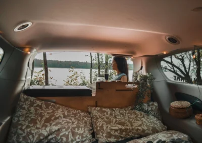 couchage à l'intérieur de la minivan aménagée
