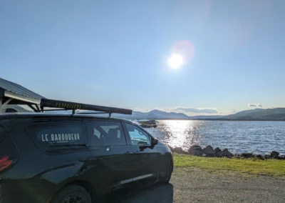 minivan au bord d'un lac