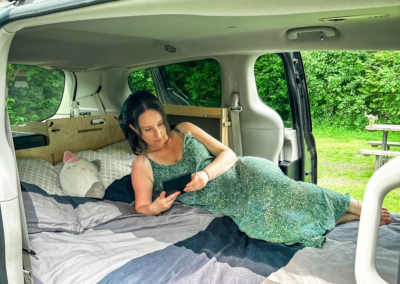 lit dans la minivan aménagée