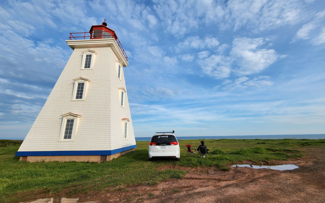 minivan aménagée près d'un phare