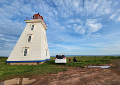 minivan aménagée près d'un phare